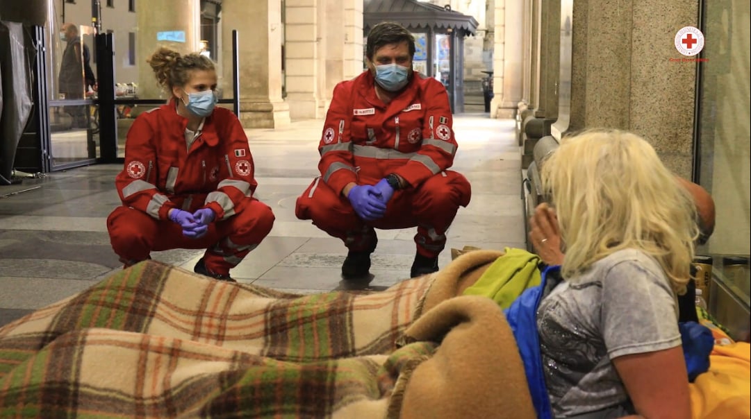 Volontari della Croce Rossa Italiana alla Stazione di Milano in aiuto alle persone senza fissa dimora