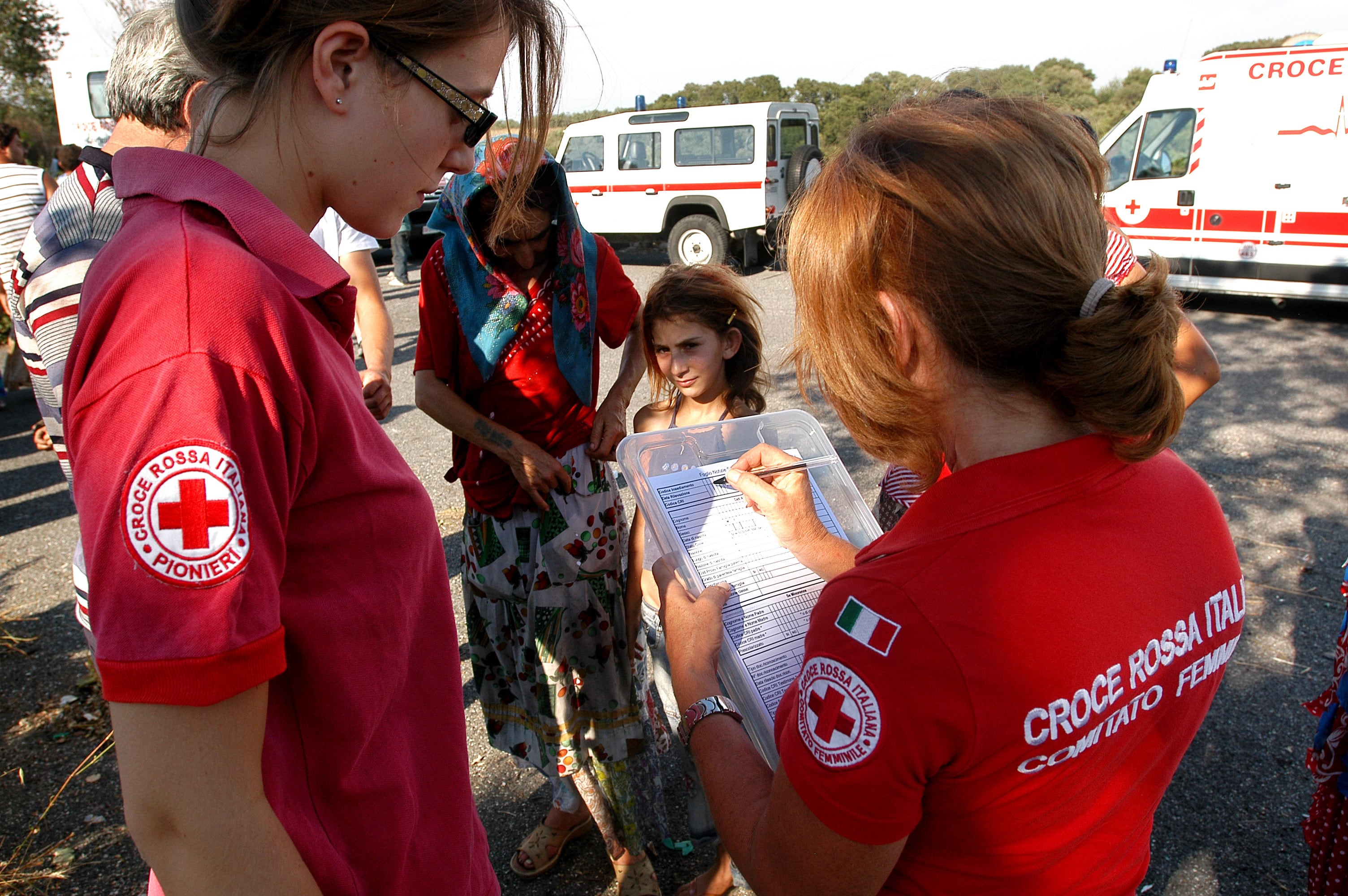 Volontarie della Croce Rossa Italiana in un campo rom
