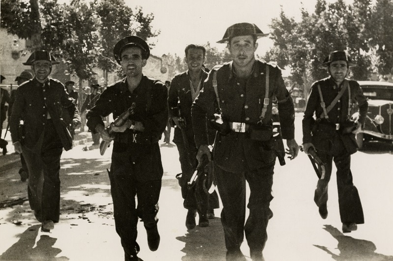 Miliziani e Guardie Civili corrono contro gli insorti franchisti durante i primi momenti della ribellione. Guadalajara (centro della Spagna), 1936