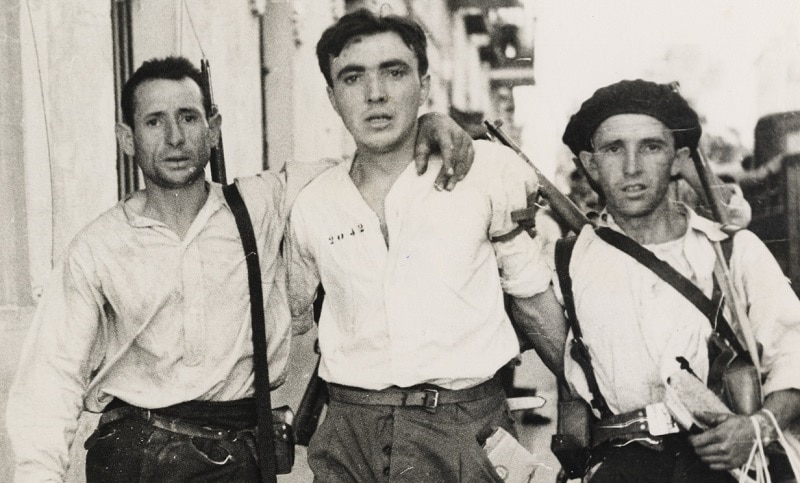 Due giovani miliziani liberano un soldato catturato dagli insorti franchisti. Guadalajara (Spagna), 1936