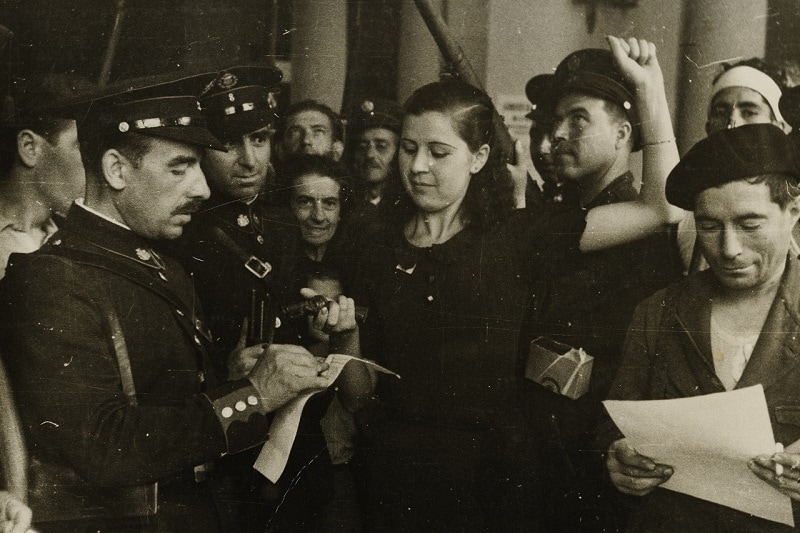 Miliziana mentre riceve le armi. Madrid (Spagna),1936