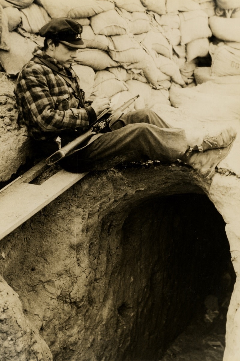 Un soldato mentre scrive una lettera in un momento di pausa dai combattimenti. Madrid (Spagna), 1937