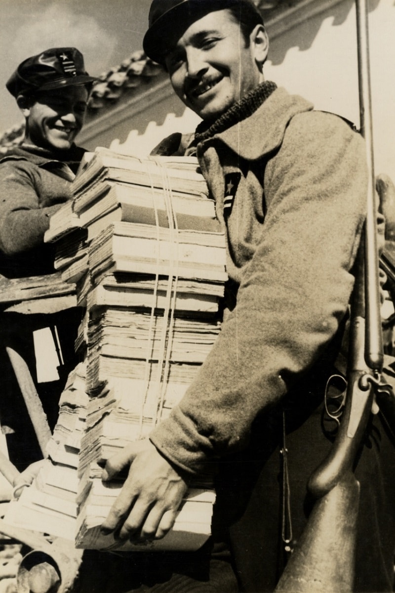 L’arrivo di una partita di libri da distribuire ai soldati al fronte. Madrid (Spagna),1937