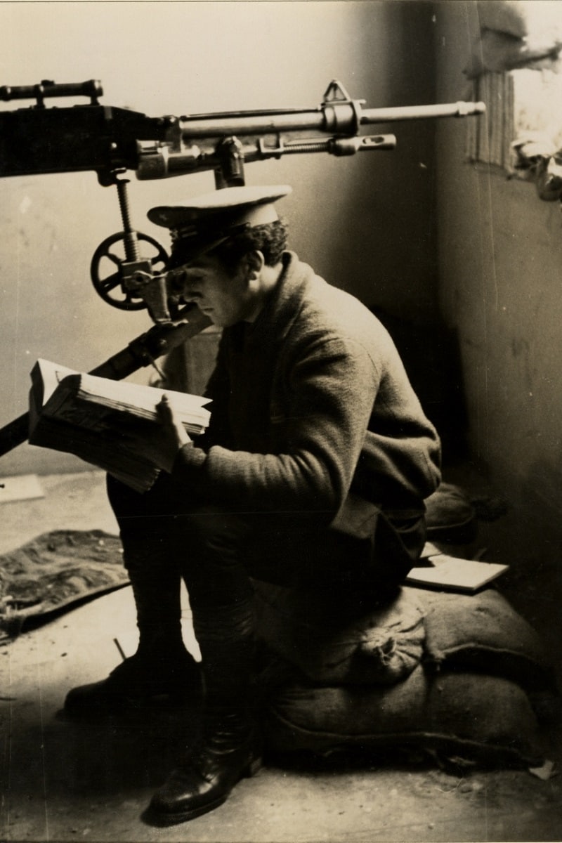 Un soldato mentre studia durante una pausa dai combattimenti. Madrid (Spagna), 1937