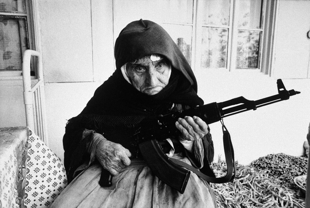 Un’anziana armena fa la guardia alla sua casa durante il conflitto del Nagarno Karabakh. 1990. Degh, Armenia © courtesy UN Photo/Armineh Johannes 
