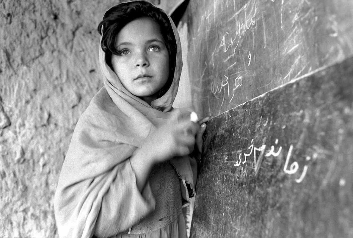 Una giovane afgana frequenta una scuola sostenuta dall'UNICEF. 24 aprile 2008 Nangarhar, Afghanistan. © courtesy UN Photo/Roger Lemoyne