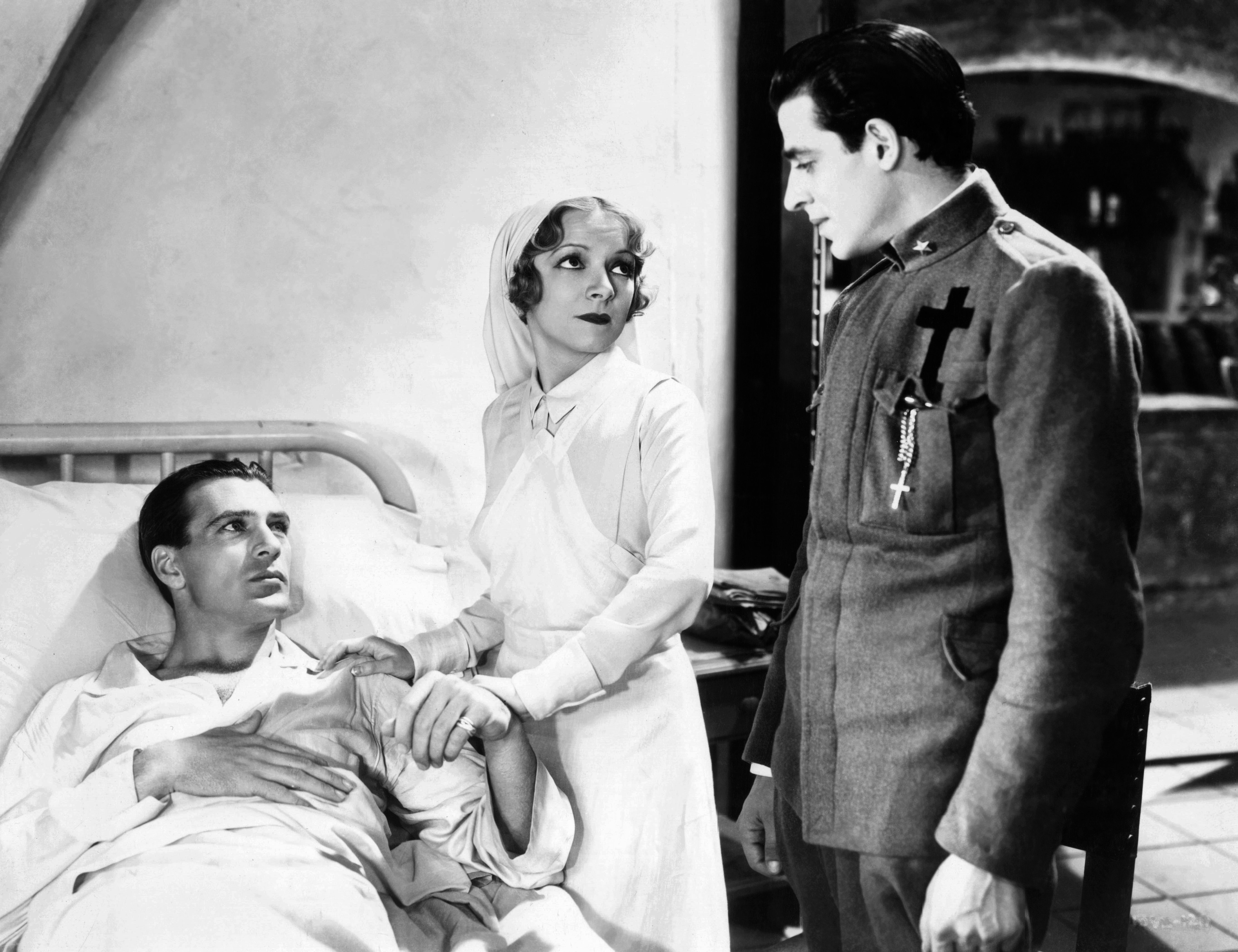 Una scena del film del 1932 "Addio alle armi", tratto dal romanzo di Hemingway, diretto da Frank Borzage e interpretato da Gary Cooper e Helen Hayes