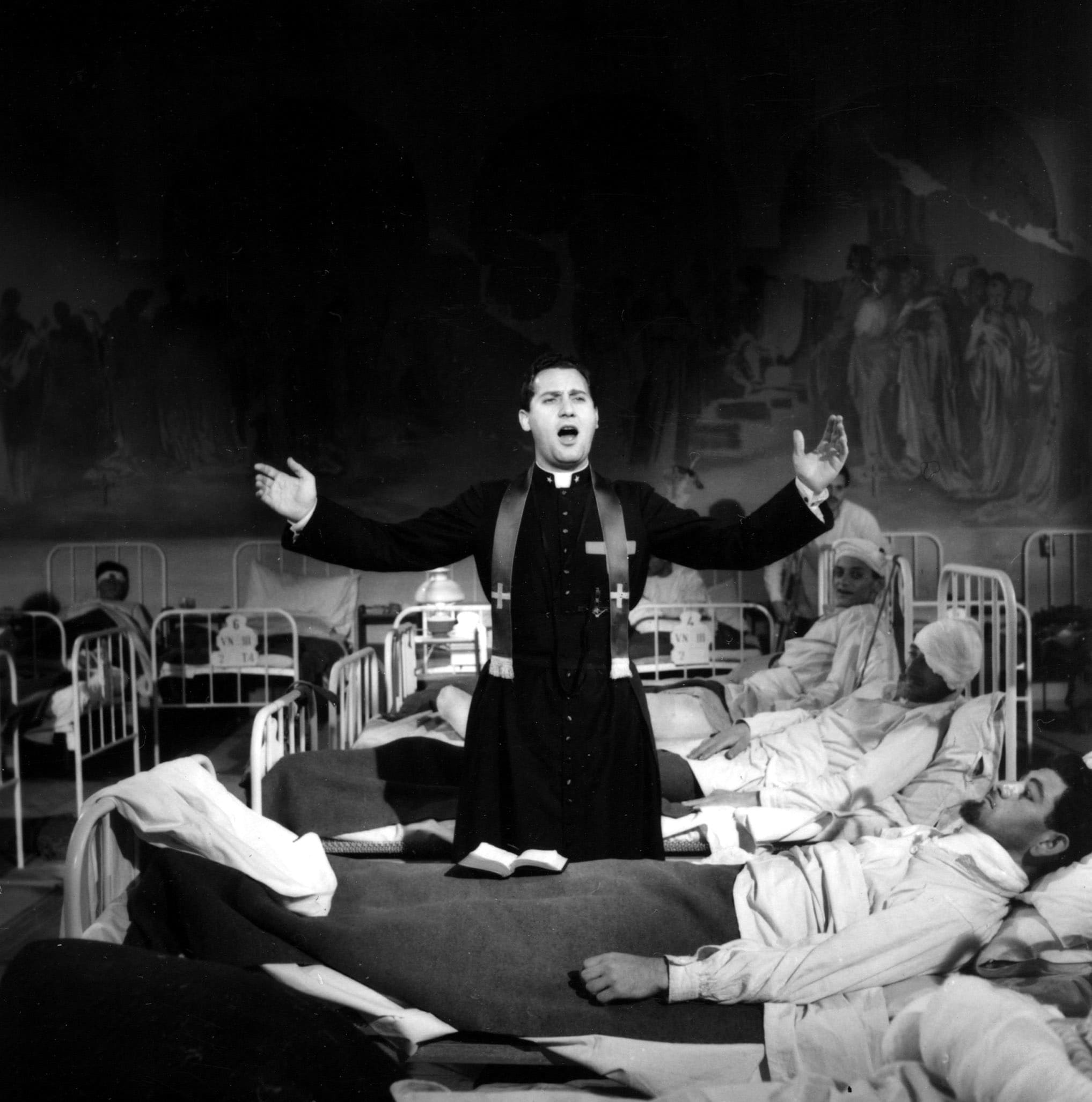 Alberto Sordi in una scena del film del 1957 "Addio alle armi"