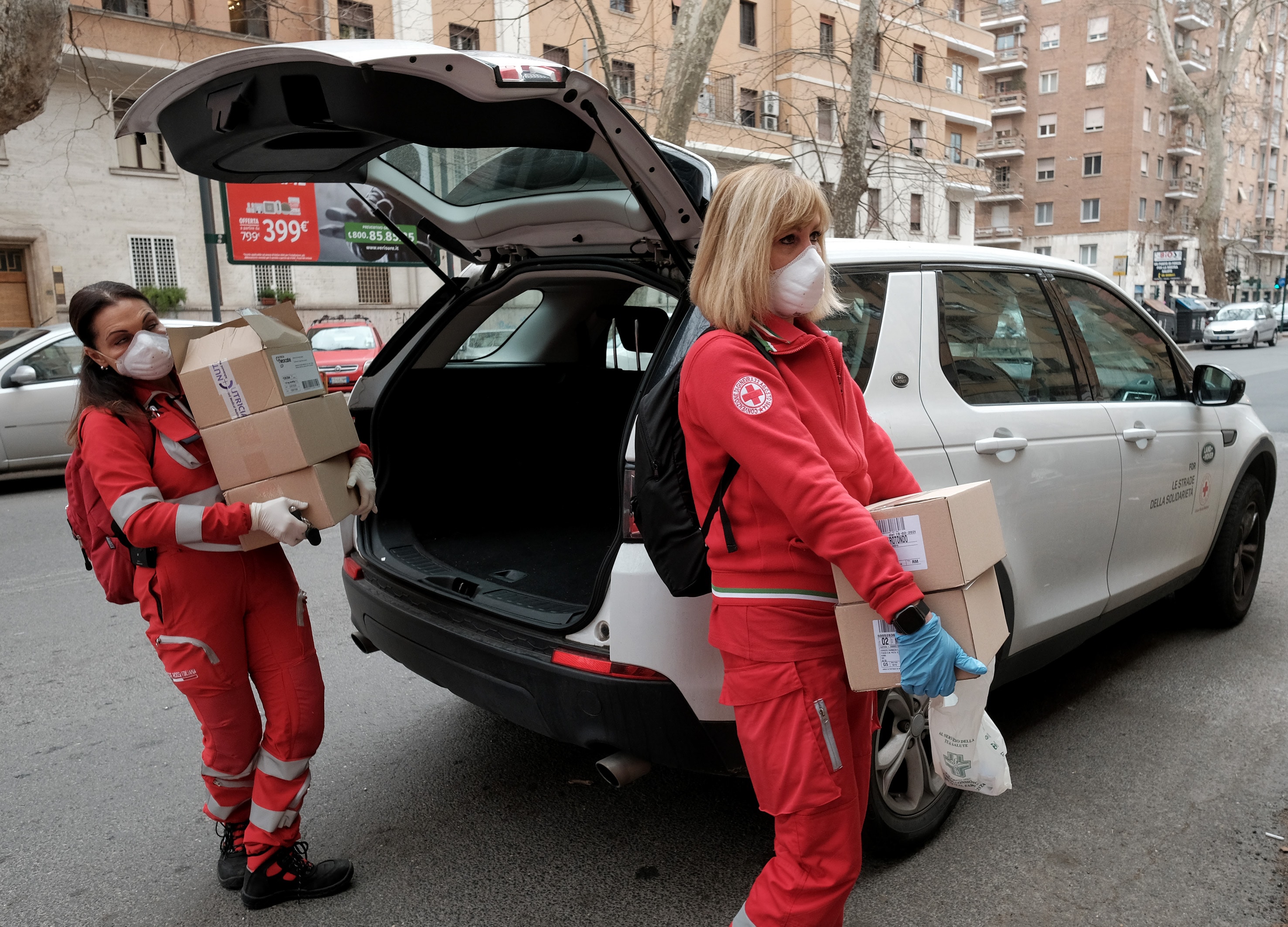 Volontari della Croce Rossa Italiana per la distribuzione dei pacchi alimentari e medicinali