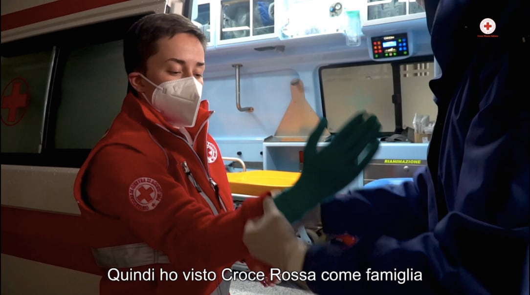 Una soccorritrice volontaria della Croce Rossa Italiana
