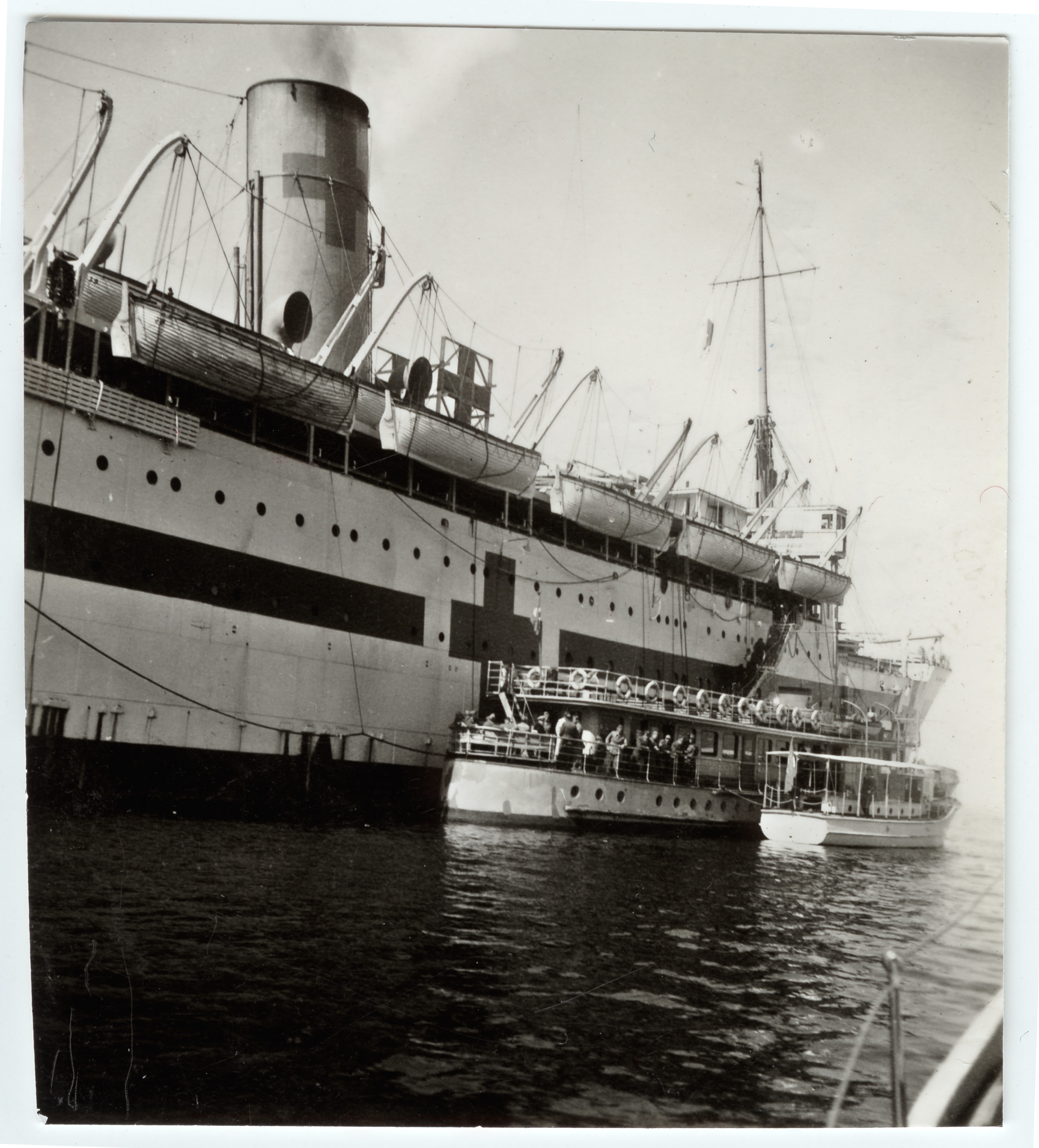 Seconda Guerra Mondiale (1940-45). Scambio di feriti italiani e prigionieri britannici grazie alle due navi ospedale Llandovery Castle e Gradisca. Un ferry boat accosta alla Llandovery Castle.