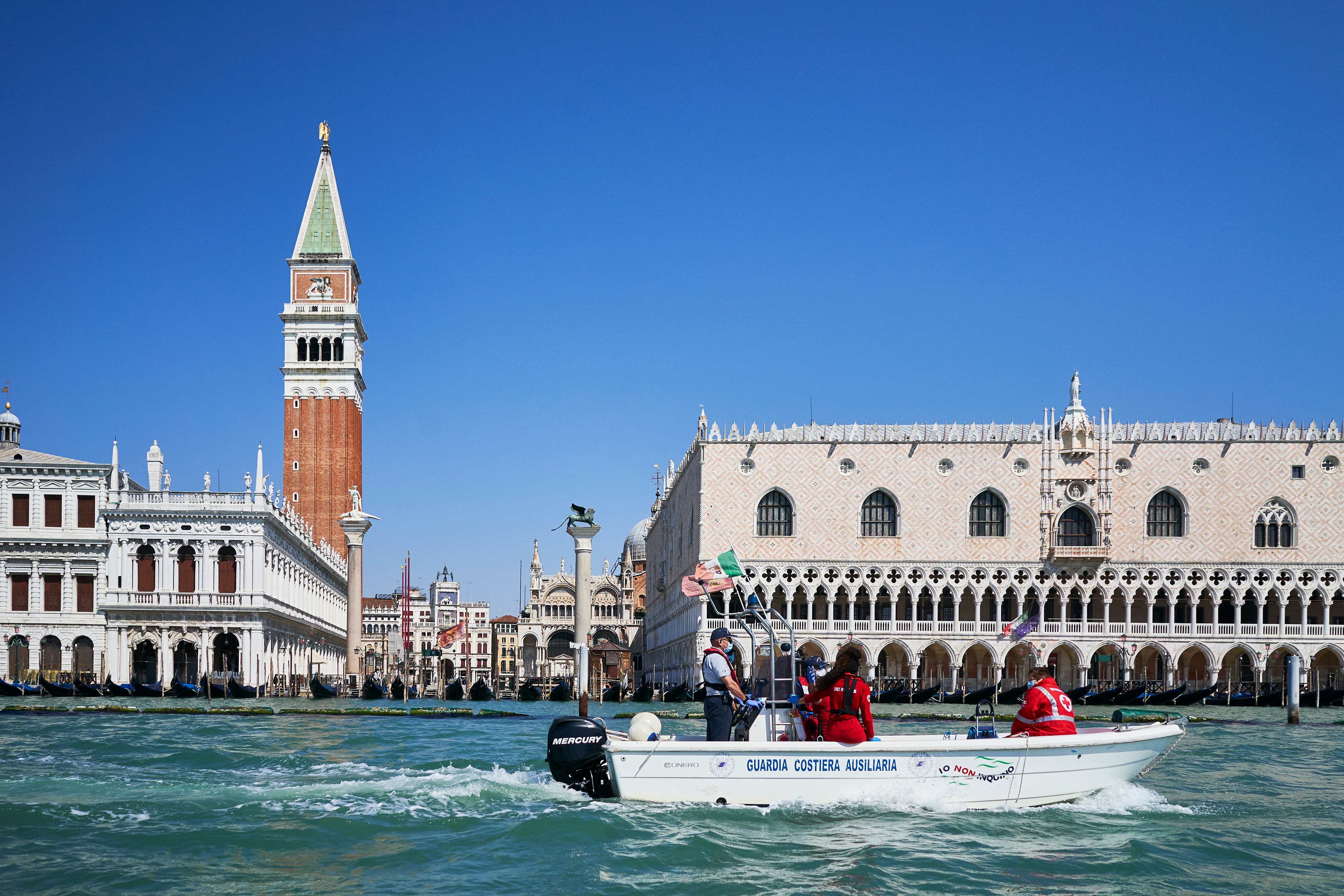 Venezia. Volontari CRI consegnano farmaci e beni di prima necessità durante il lockdown