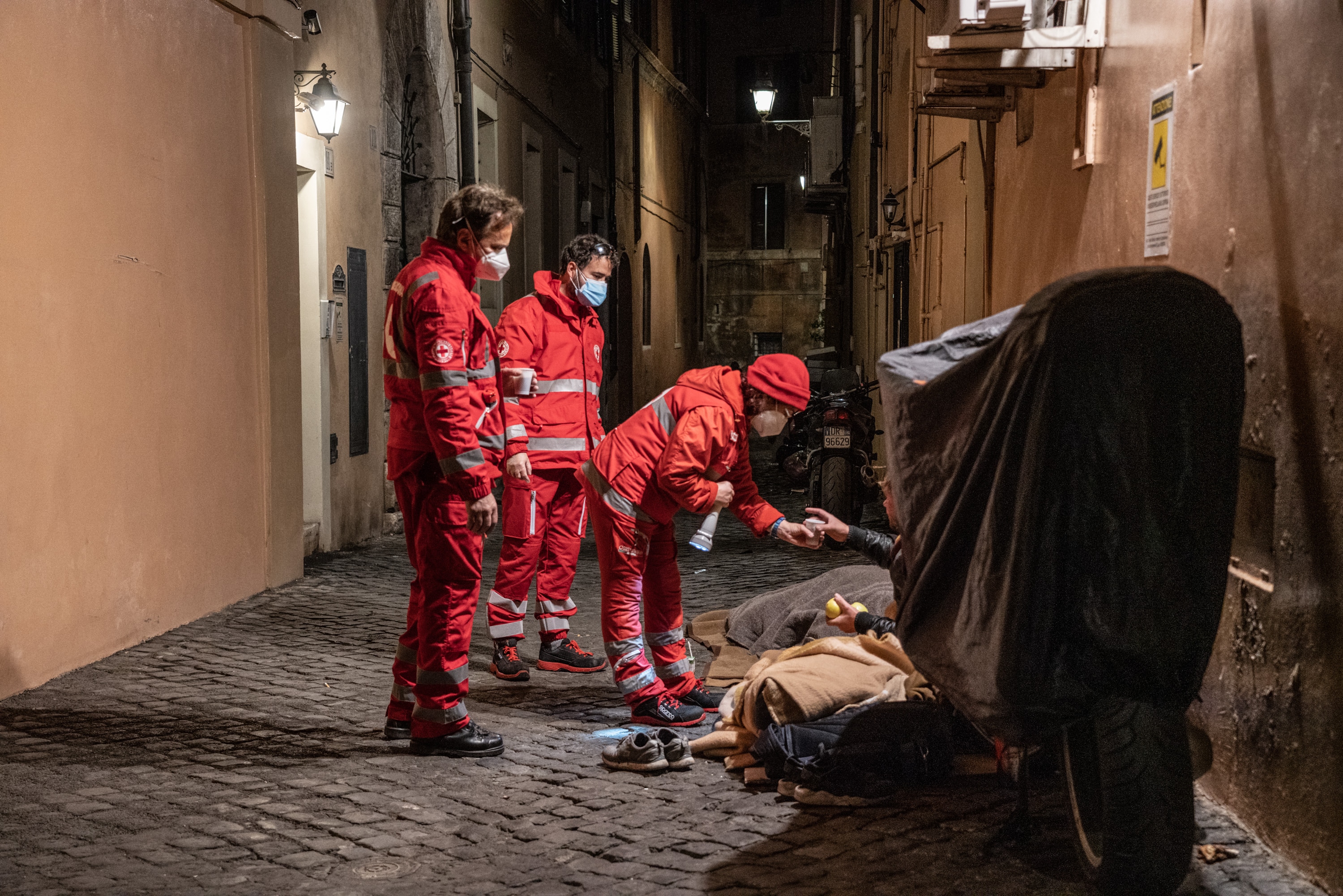 Volontari CRI assistono le persone senza fissa dimora