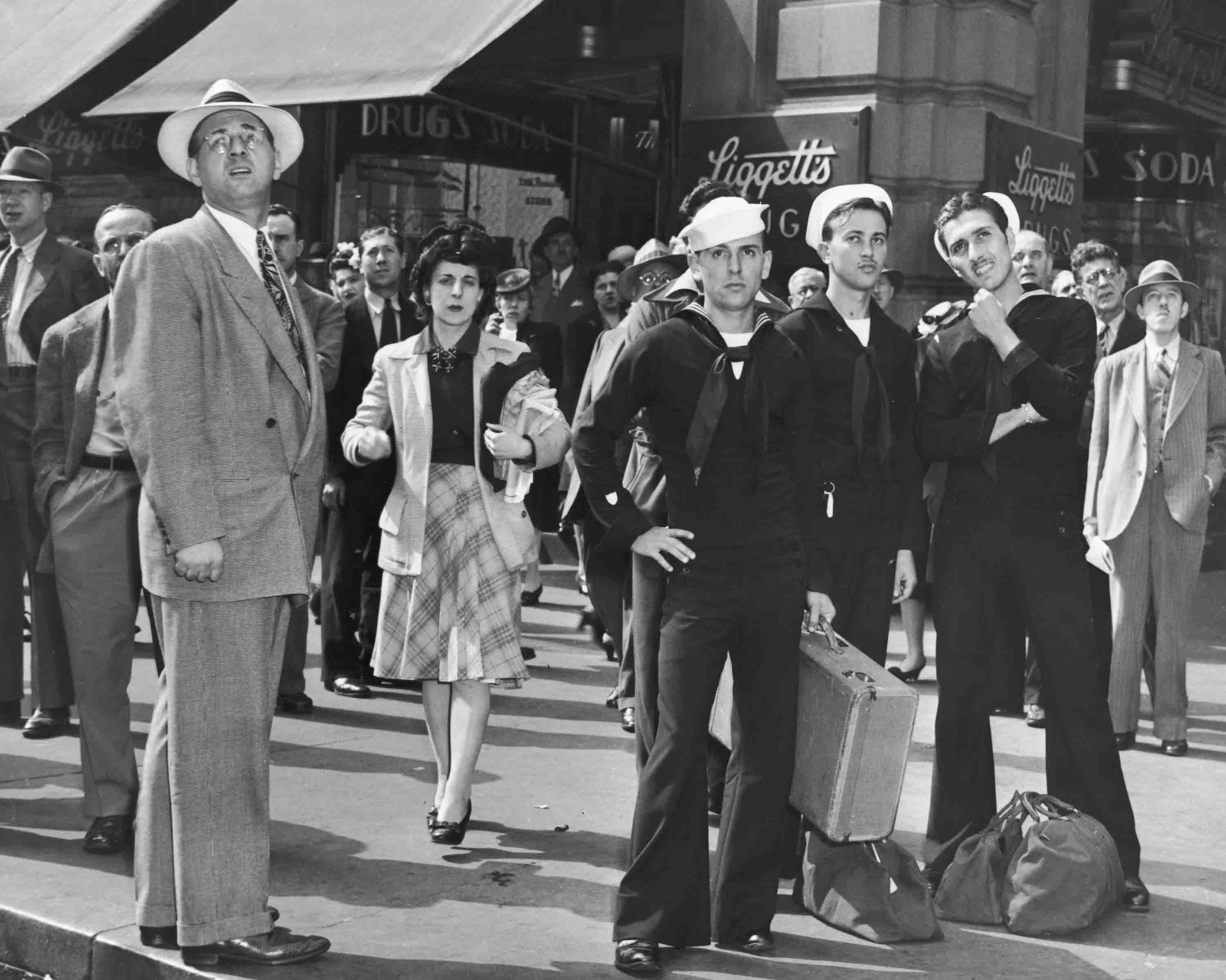 Marinai e civili guardano un cartello elettronico a Times Square per avere notizie dell'invasione del D-Day. 6 giugno 1944. Times Square, New York, NY, USA. Autore Fred Palumbo © courtesy New York World - Telegram & Sun Newspaper Photograph Collection / Library of Congress