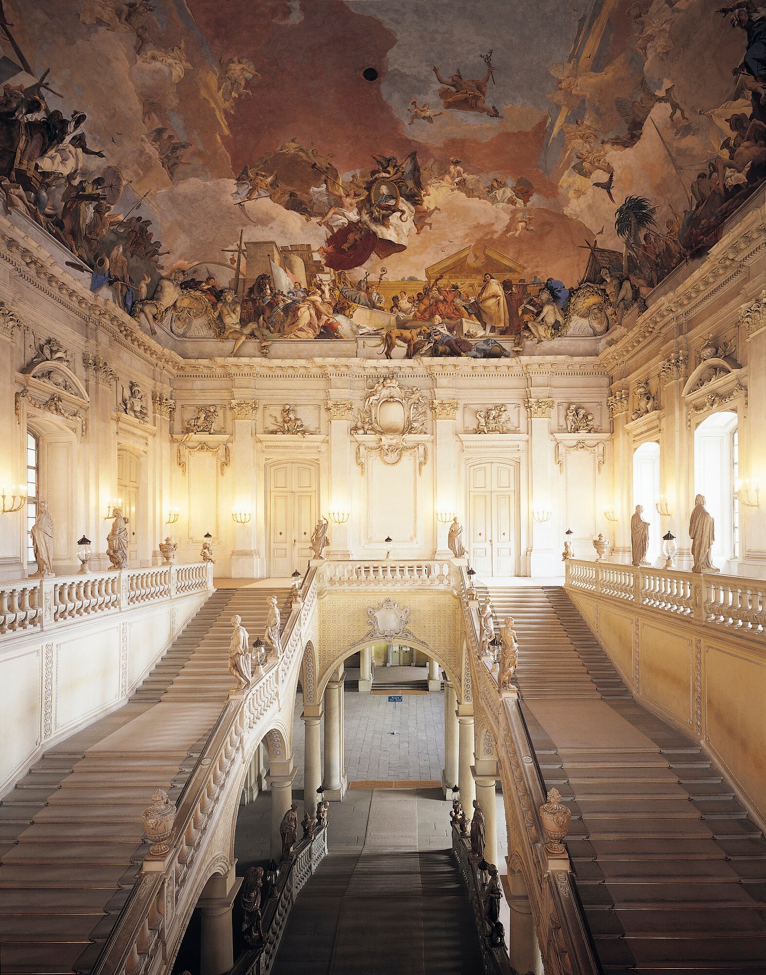 Scalone della Residenza di Würzburg realizzato da Balthasar Neumann, con l’affresco di Tiepolo, L’Olimpo e i quattro continenti, 1751-‘53, Würzburg