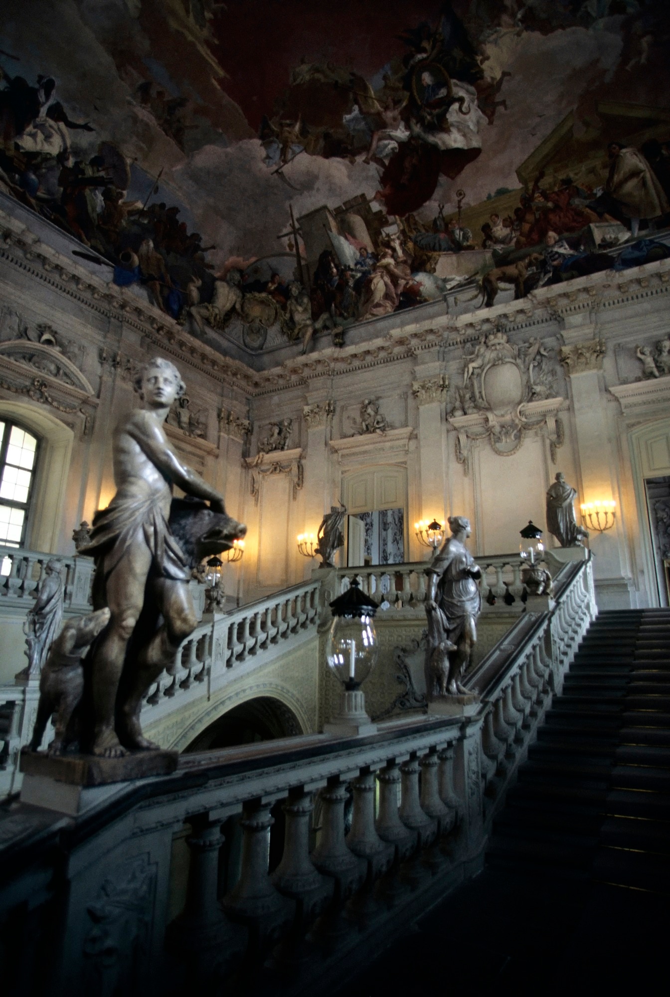 Scalone della Residenza di Würzburg realizzato da Balthasar Neumann, con l’affresco di Tiepolo, L’Olimpo e i quattro continenti, 1751-‘53, Würzburg