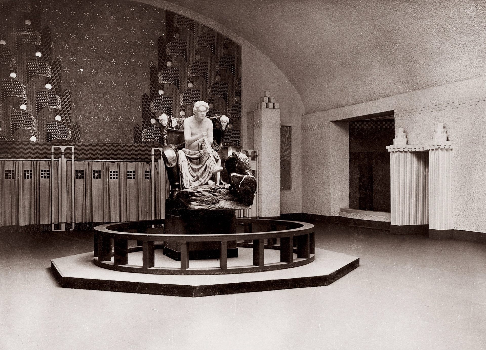 Interno della XIV Mostra della Secessione (15 aprile-15 giugno 1902) con la scultura di Beethoven di Max Klinger. Il murale "The Sinking Night" di Alfred Roller, che fungeva da sfondo, fu utilizzato anche per il poster e le copertine della rivista del gruppo, "Ver Sacrum"; Fotografia di Josef Hoffmann, 1902, Vienna