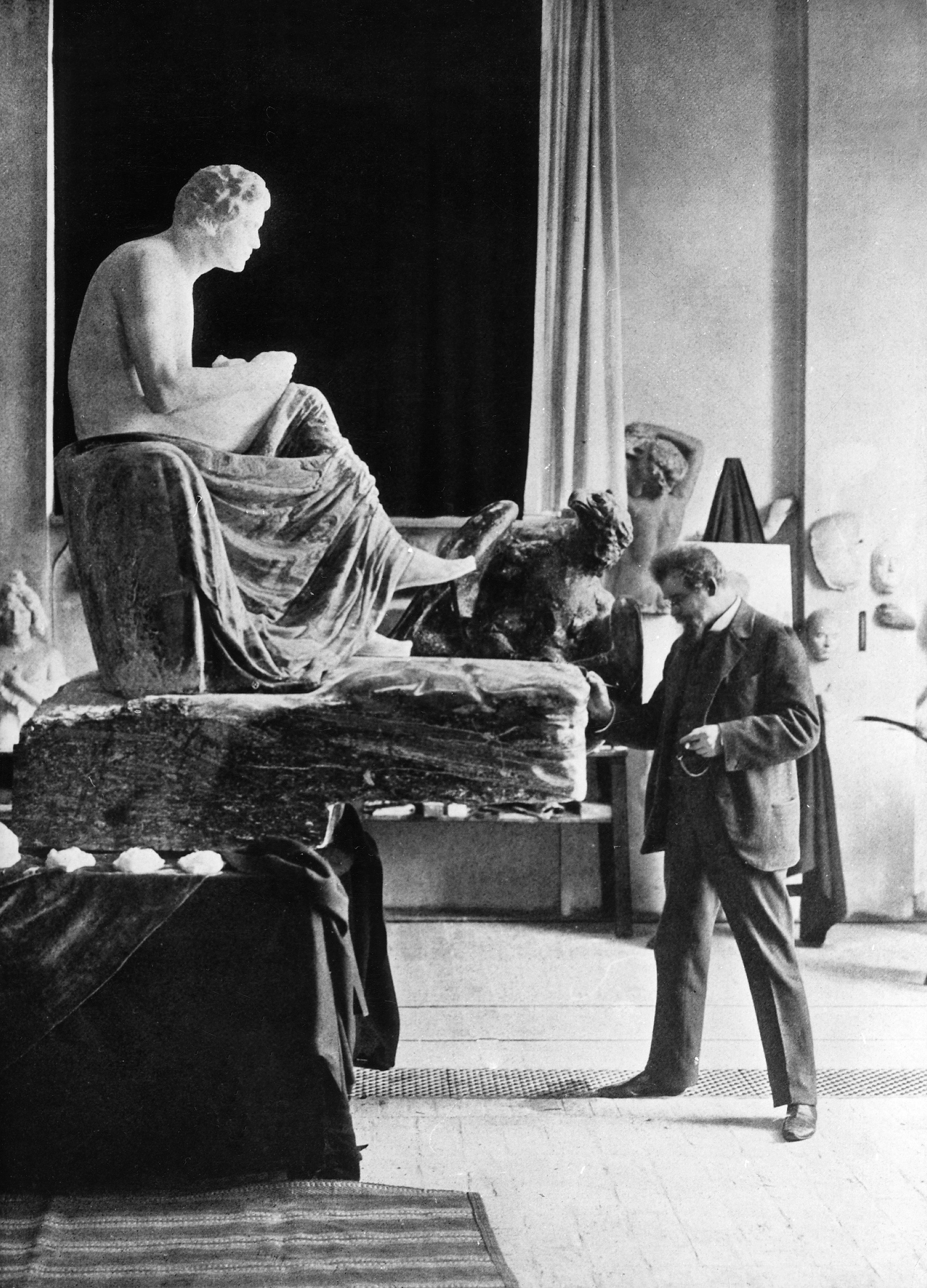 Max Klinger (1857-1920) nel suo laboratorio di Lipsia al lavoro sul Monumento a Beethoven, 1902