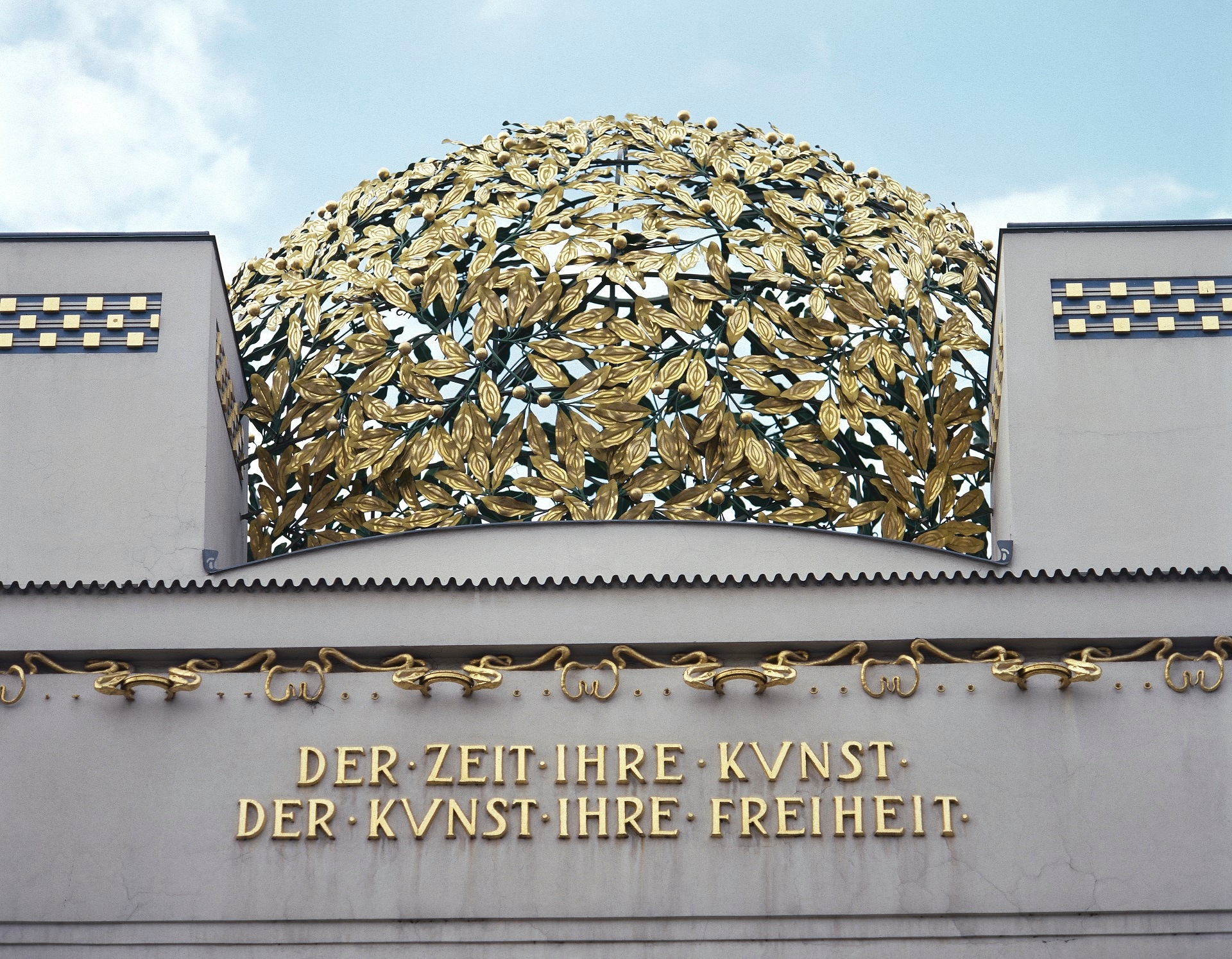 Dettaglio della cupola con decorazione in filigrana e iscrizione “A ogni epoca la sua arte all'arte la sua libertà”, Palazzo della Secessione, Joseph Maria Olbrich (1867-1908), 1897, Vienna, Austria