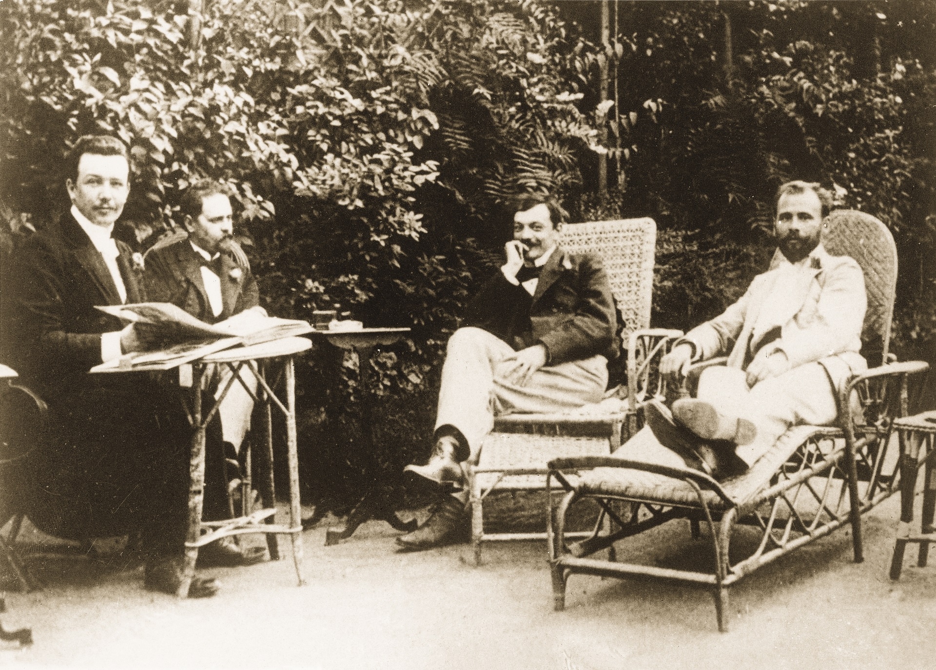 Fotografia di Joseph Maria Olbrich (a sinistra), uno sconosciuto e Kolo Moser e Gustav Klimt (a destra), 1898 circa, Vienna, Austria
