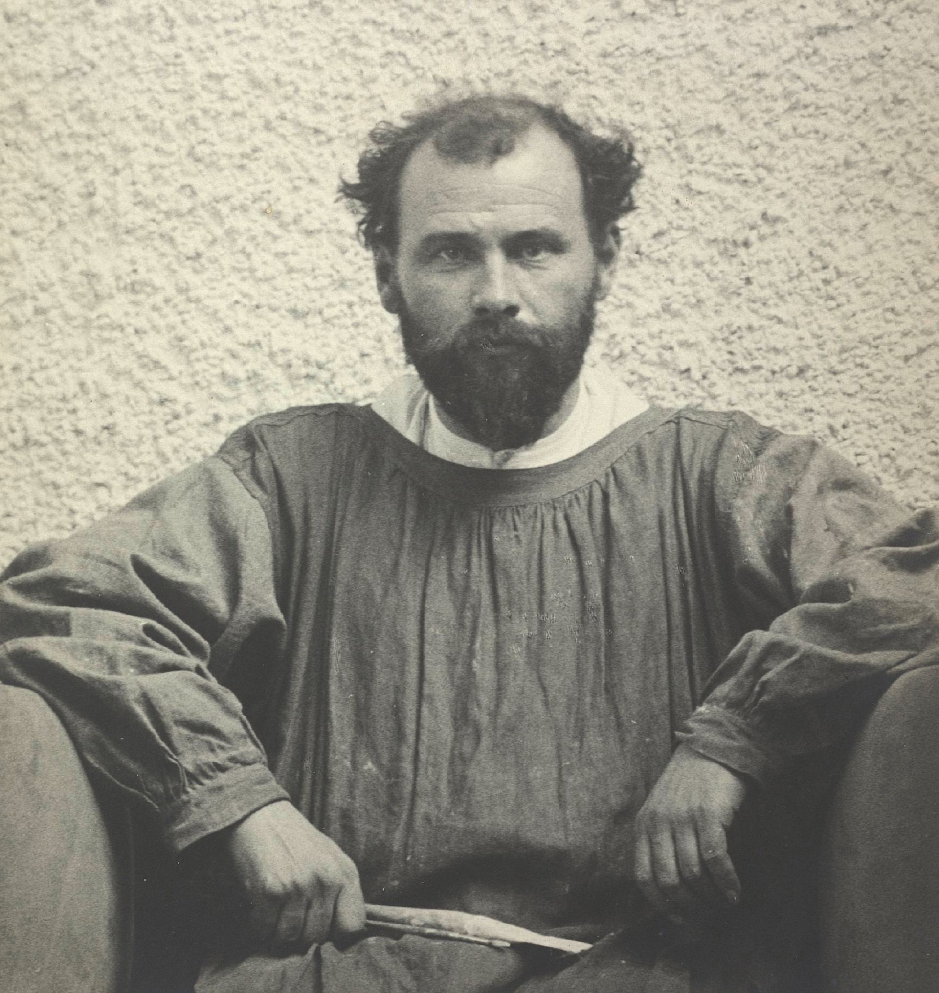 Gustav Klimt nella sala principale della XIV Mostra della Secessione, Vienna, 1902