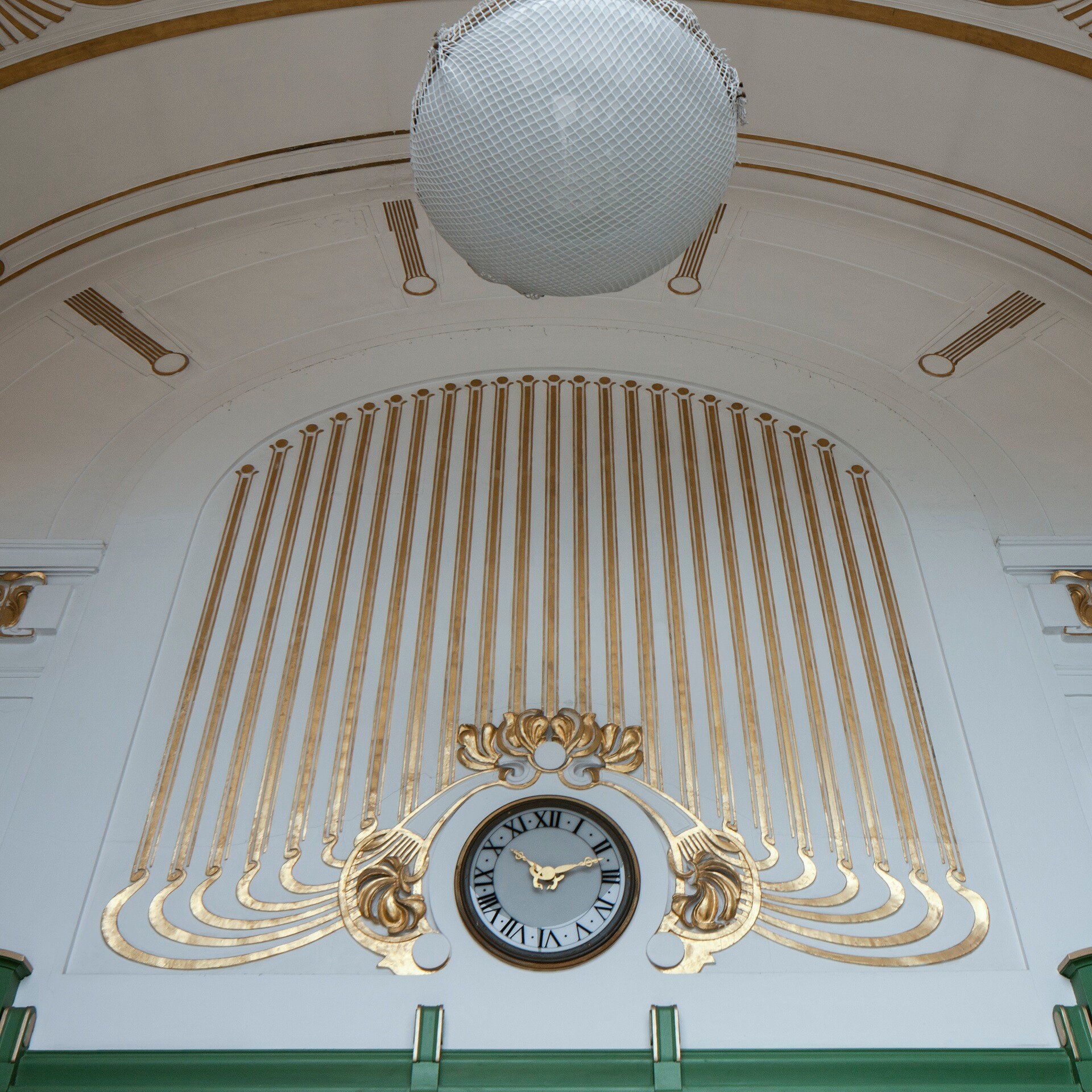 Otto Wagner, La stazione di Karlsplatz, dettaglio di parete con orologio, nell’atrio interno, 1898-’99, Vienna 