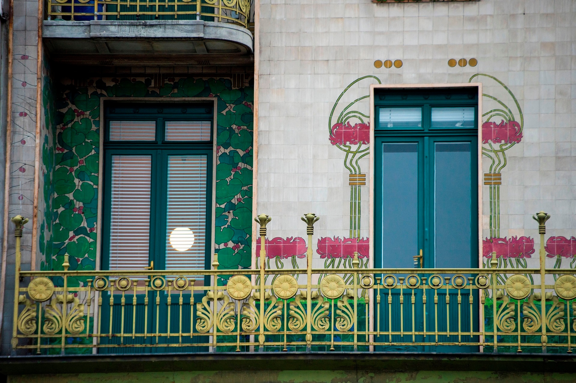 Casa di maiolica, Majolikahaus, dettaglio di porte finestra su ballatoio, Vienna, 1898