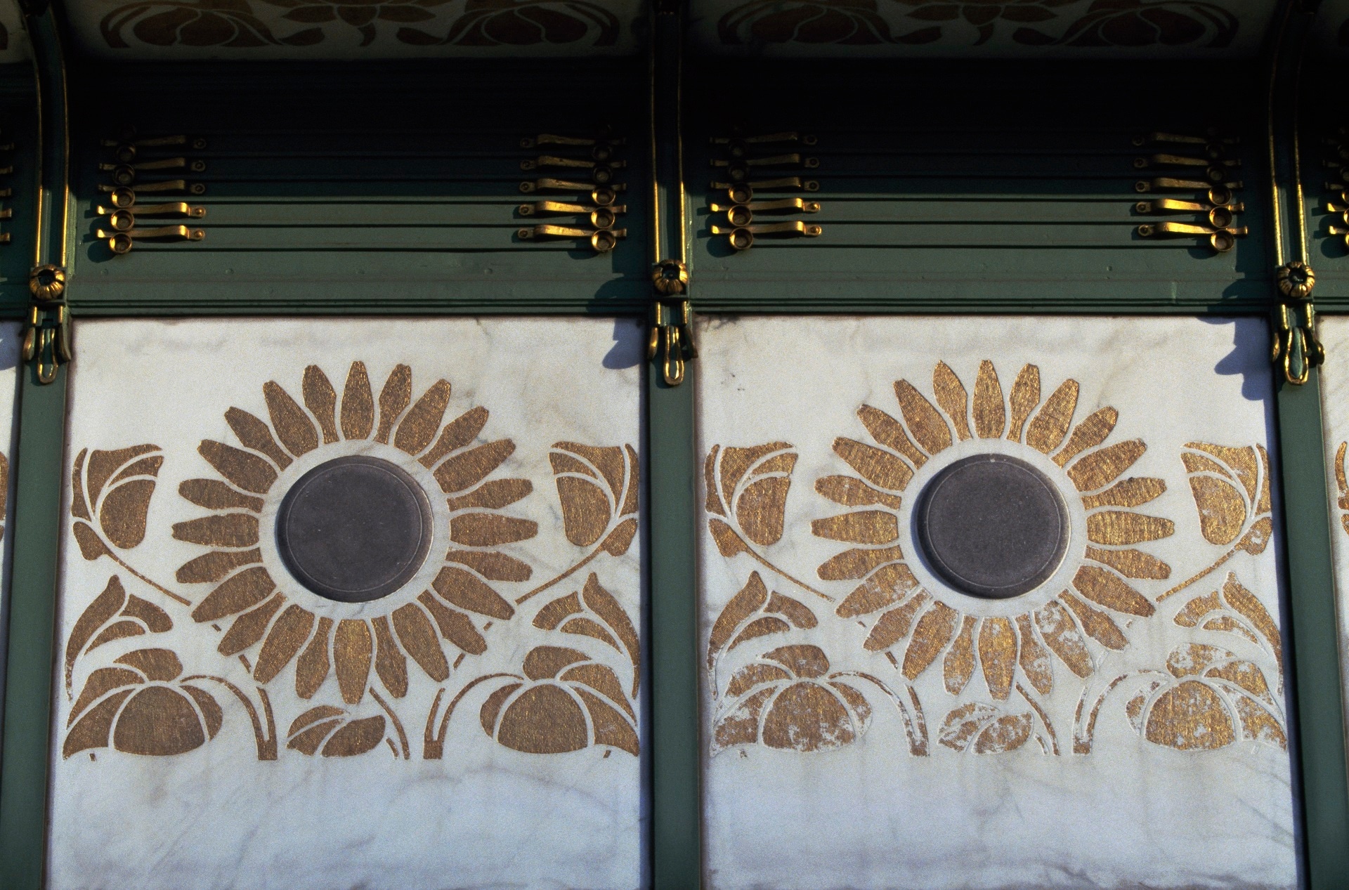 Otto Wagner, La stazione di Karlsplatz, dettaglio decorazione esterna, 1898-’99, Vienna