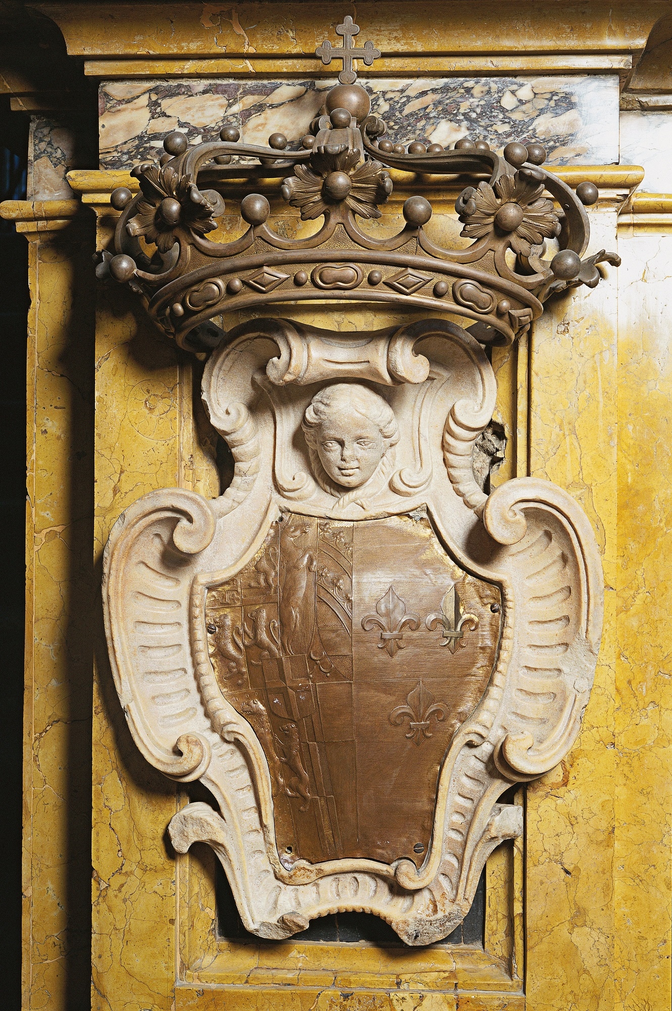 Filippo Juvarra, Dettaglio decorativo di fiori e volute con Stemma di Cristina di Francia, 1730, marmi policromi e bronzo dorato; altare maggiore, Chiesa dei Santi Martiri, Torino