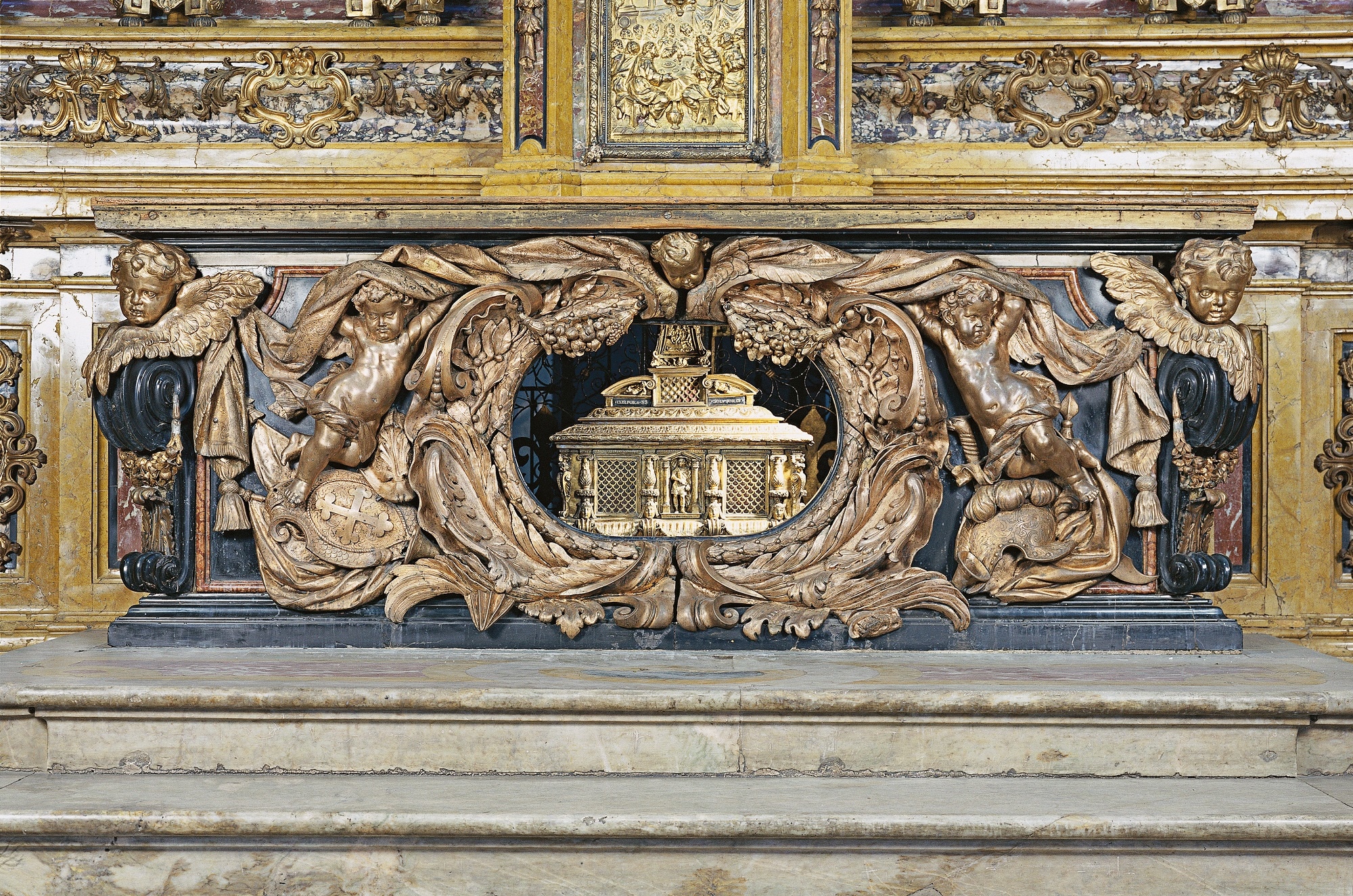 Filippo Juvarra, Dettaglio decorativo con fiori, volute e due angioletti che reggono una tenda su un reliquiario, 1730, marmi policromi e bronzo dorato; altare maggiore, Chiesa dei Santi Martiri, Torino