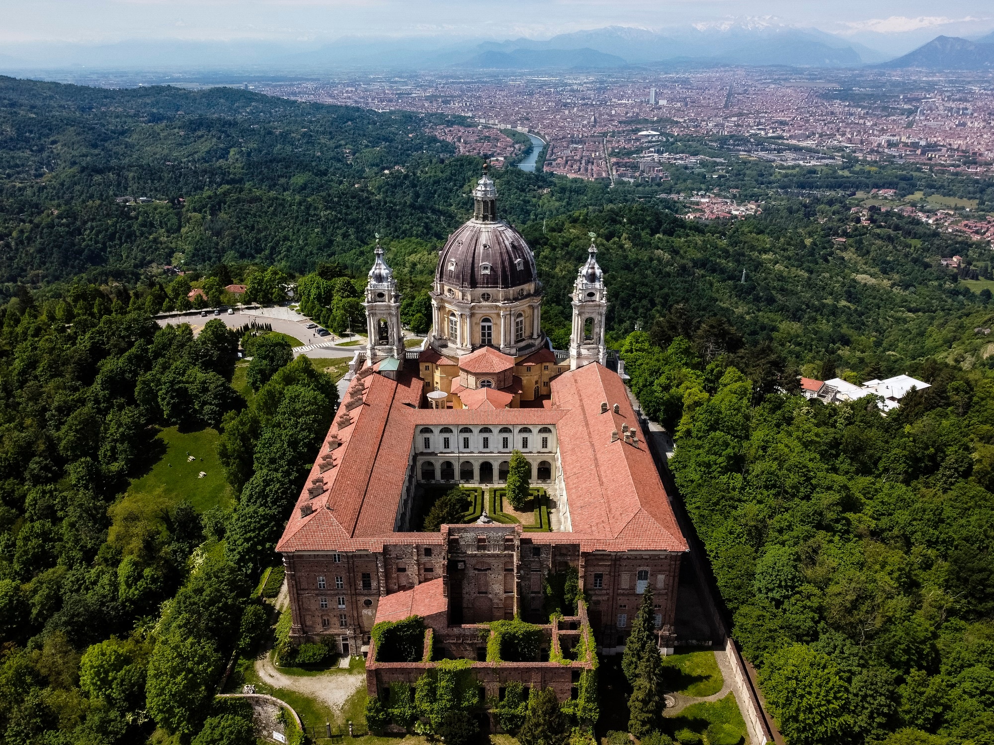 Filippo Juvarra, Veduta con drone del lato posteriore della Basilica di Superga (1717-1731), Torino