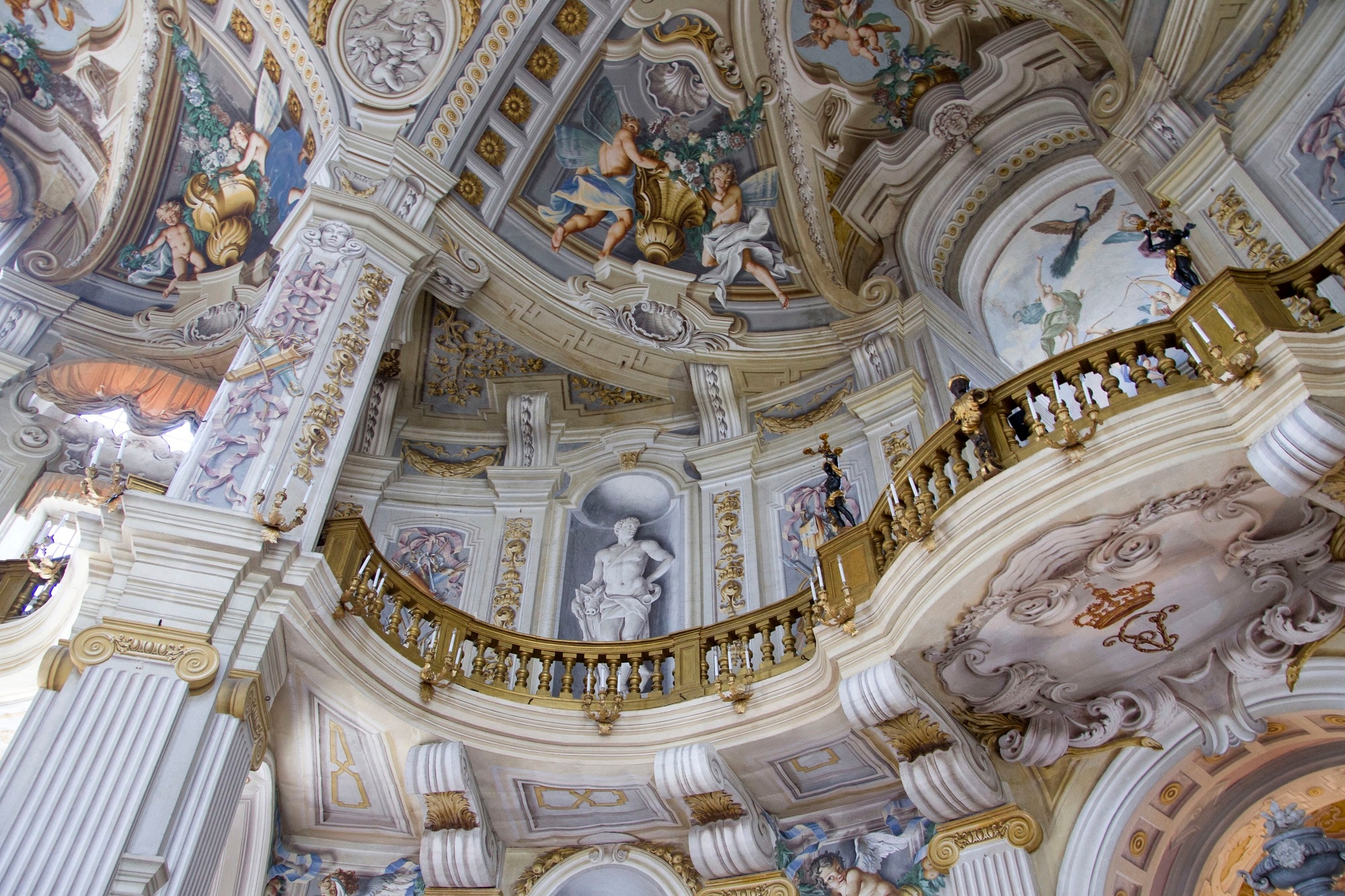 Dettaglio del Salone d’onore centrale, con Balcone e affreschi di Domenico e Giuseppe Valeriani, Palazzina di Caccia Stupinigi, frazione di Nichelino, Torino