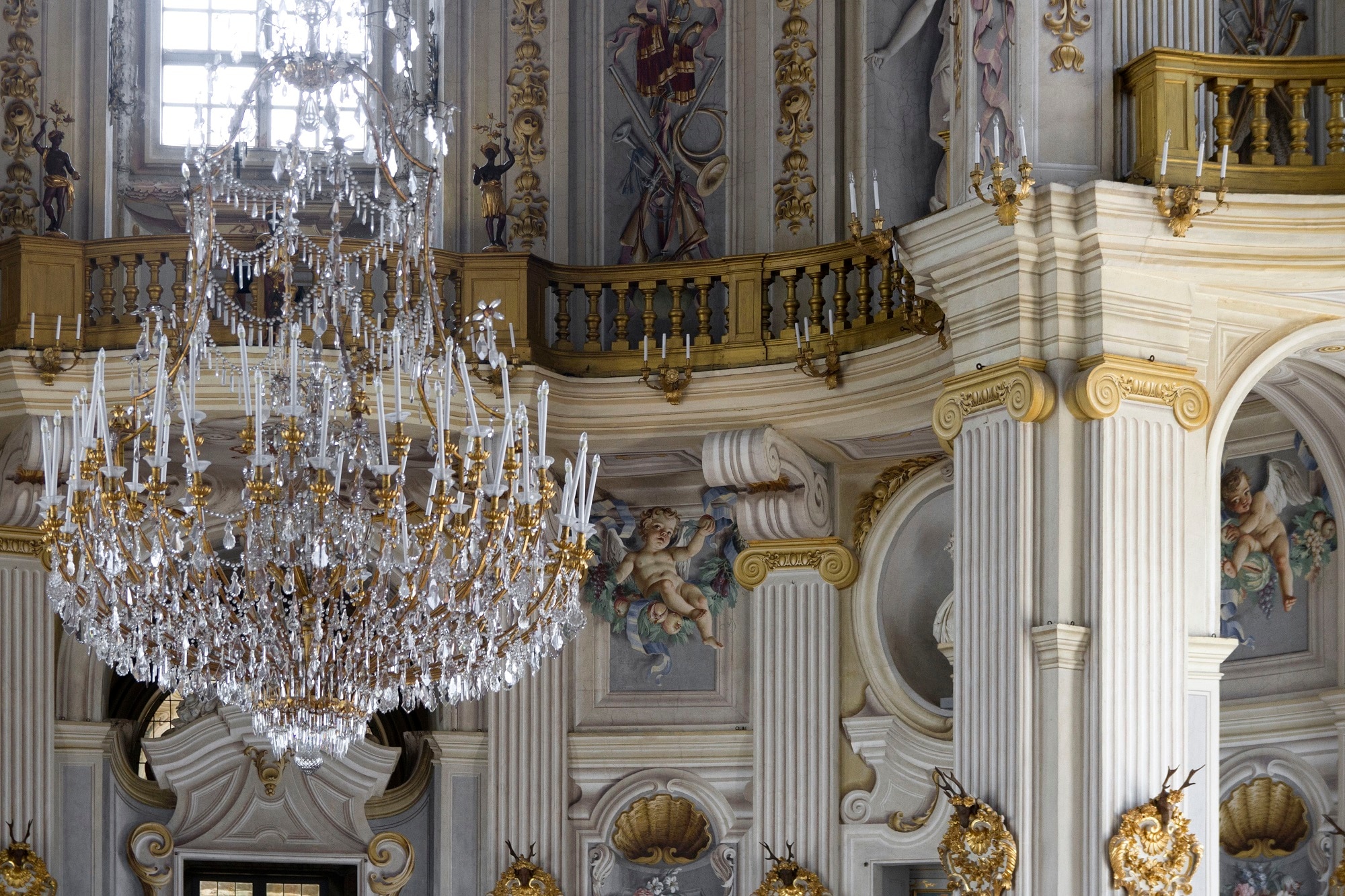 Dettaglio del lampadario del Salone d’onore centrale, con Balcone e affreschi di Domenico e Giuseppe Valeriani, Palazzina di Caccia Stupinigi, frazione di Nichelino, Torino