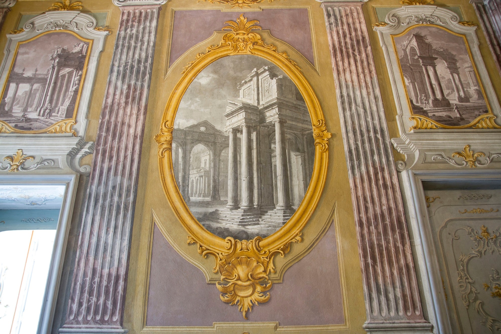 Paesaggio con rovine classiche, Giovanni Battista Alberoni, 1751, dettaglio di affresco della Sala delle prospettive, Palazzina di Caccia Stupinigi, frazione di Nichelino, Torino