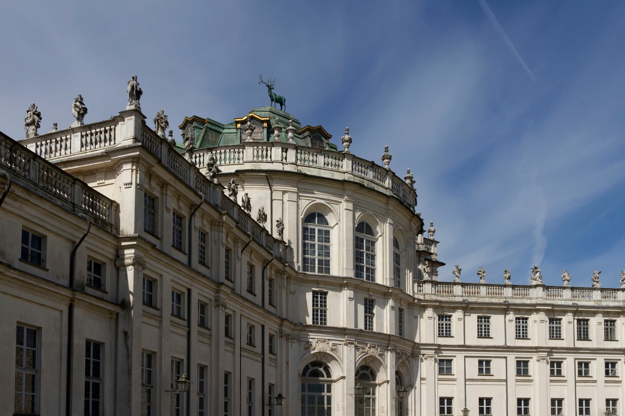 Veduta dettaglio di lato della Palazzina di Caccia Stupinigi, frazione di Nichelino, Torino